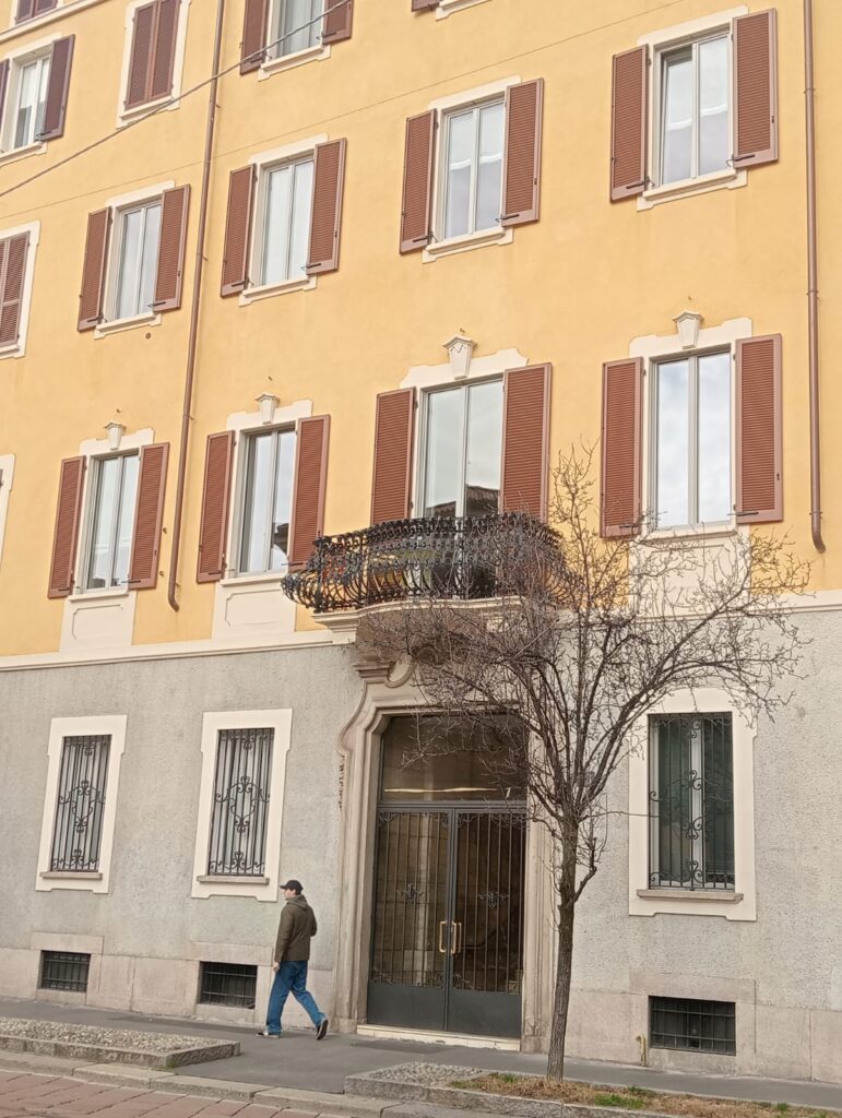 persiane rovinate da esterno nel centro di Milano